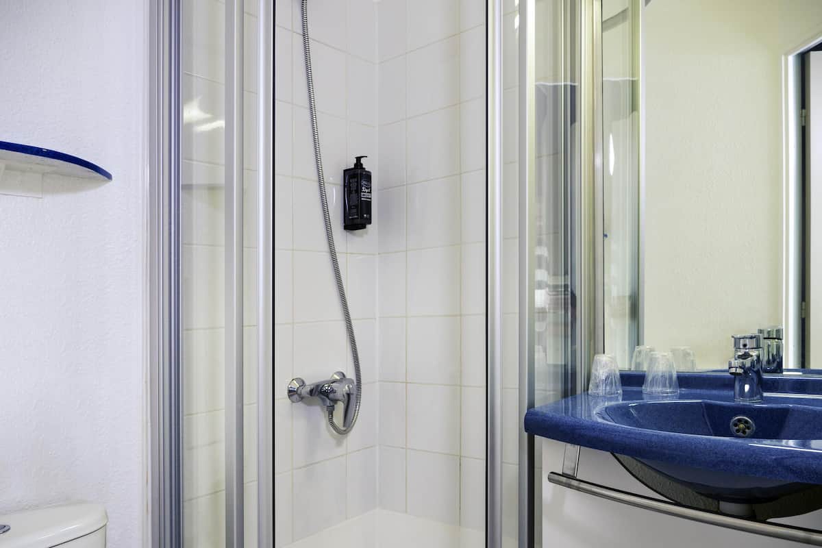 Escritorio, espacio para trabajar con laptop y insonorización