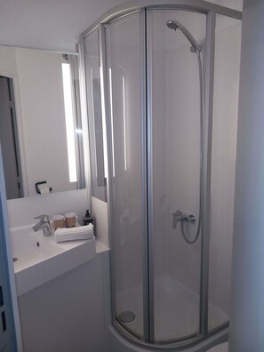 Skrifborð, vinnuaðstaða fyrir fartölvur, hljóðeinangrun