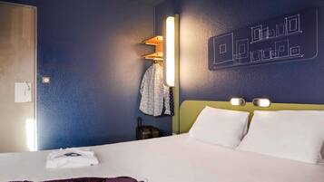 Tweepersoonskamer | Een bureau, een laptopwerkplek, geluiddichte muren, gratis wifi