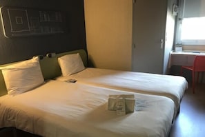 Zweibettzimmer, 2 Einzelbetten | Schreibtisch, laptopgeeigneter Arbeitsplatz, schallisolierte Zimmer