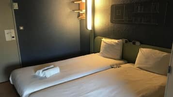 Habitación con 2 camas individuales, 2 camas individuales | Escritorio, espacio para trabajar con laptop y insonorización