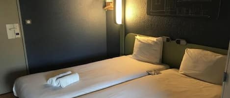 Twin Room, 2 Twin Beds | Desk, laptop workspace, soundproofing, free WiFi