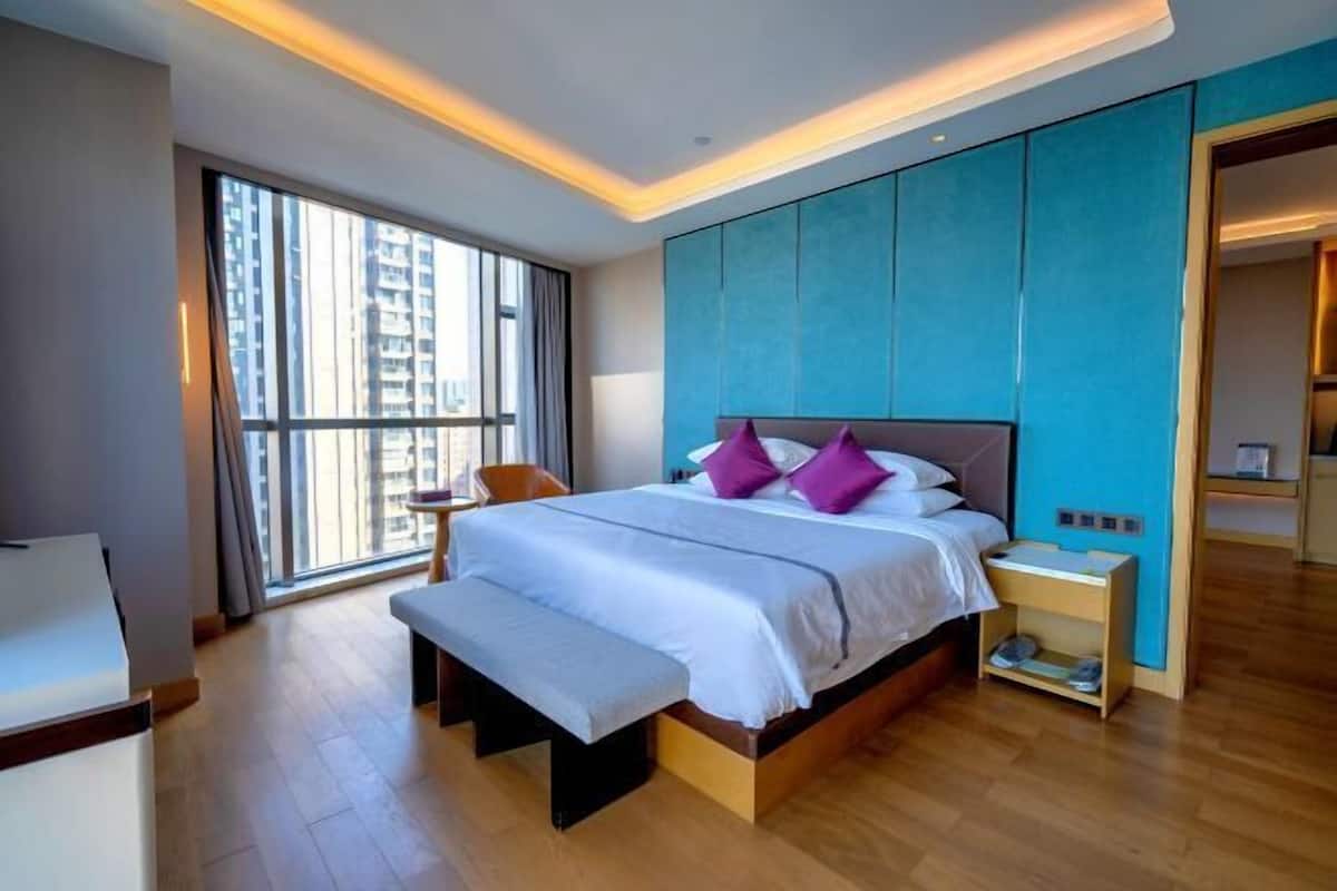 Een minibar, een kluis op de kamer, een bureau