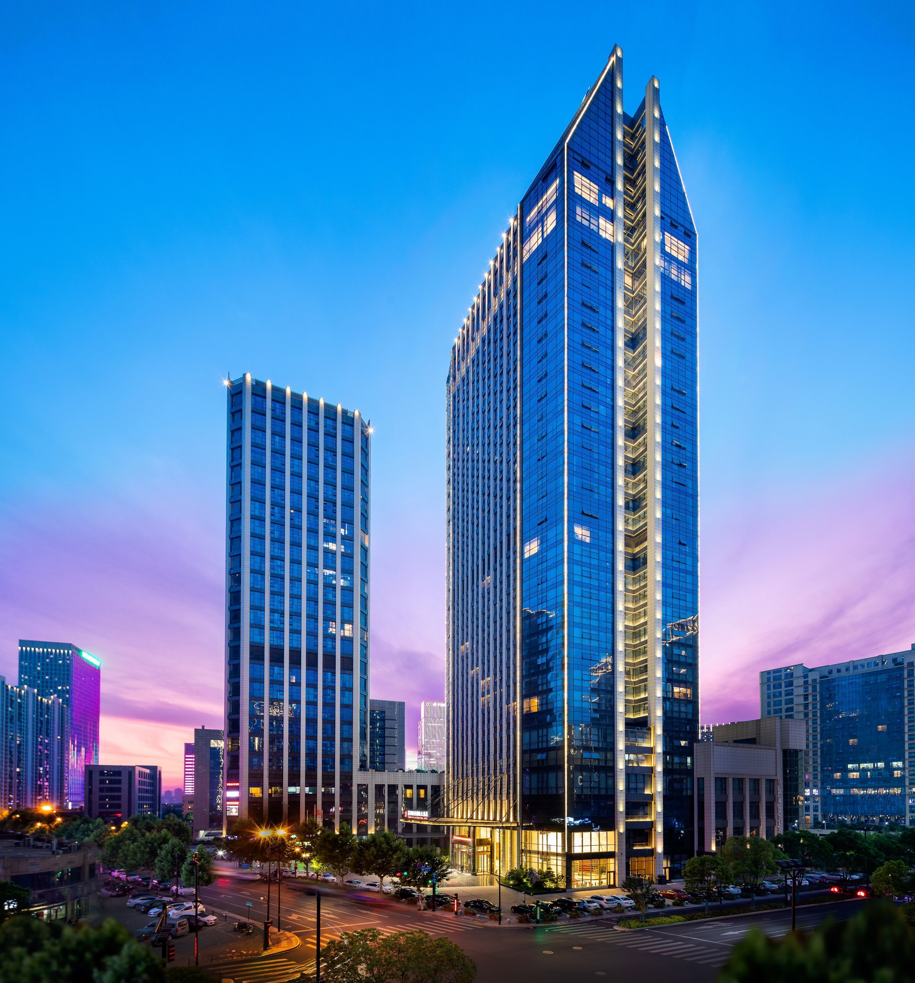 住宿正面 - 傍晚/夜晚