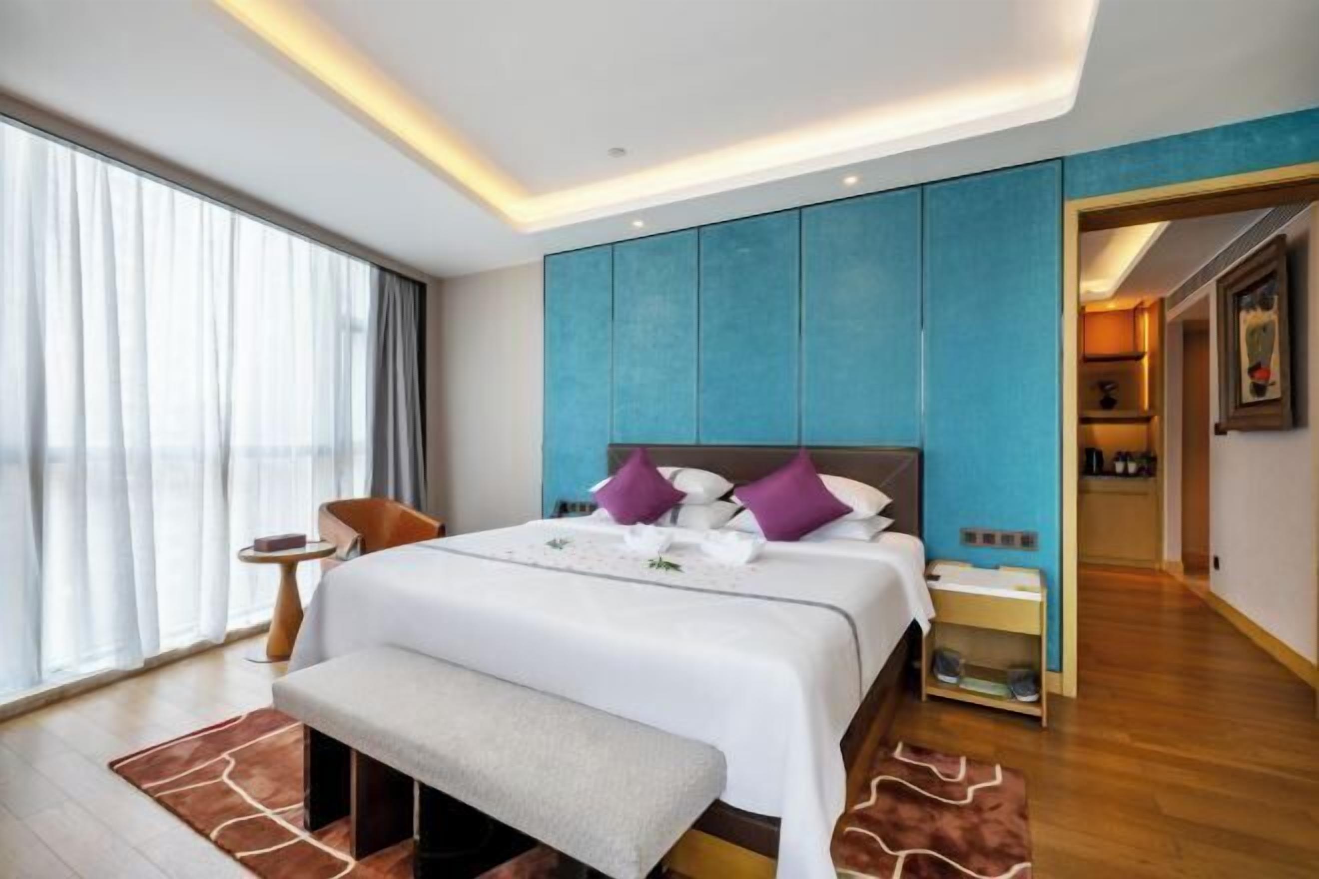 Minibar, coffres-forts dans les chambres, bureau