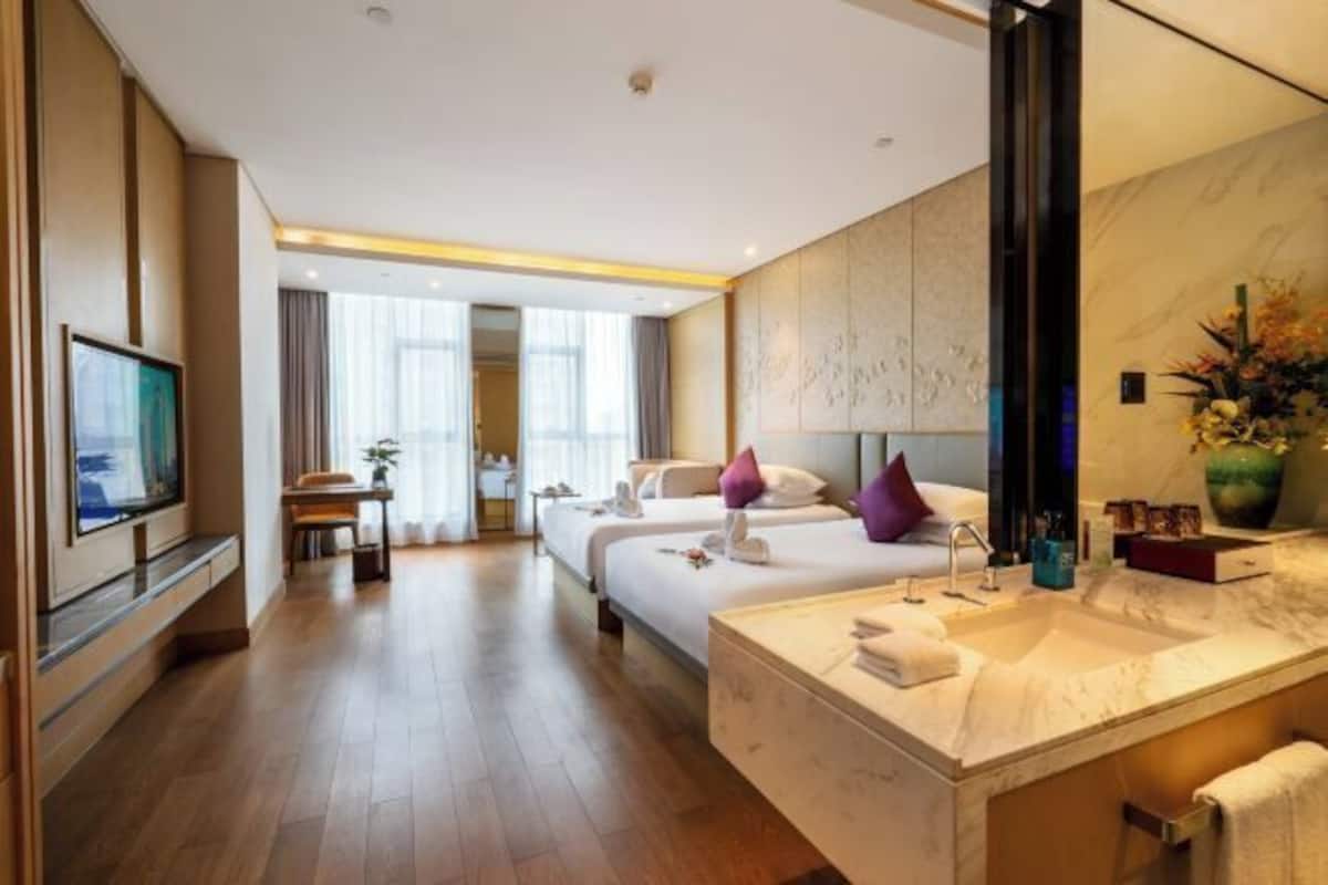 Minibar, coffres-forts dans les chambres, bureau