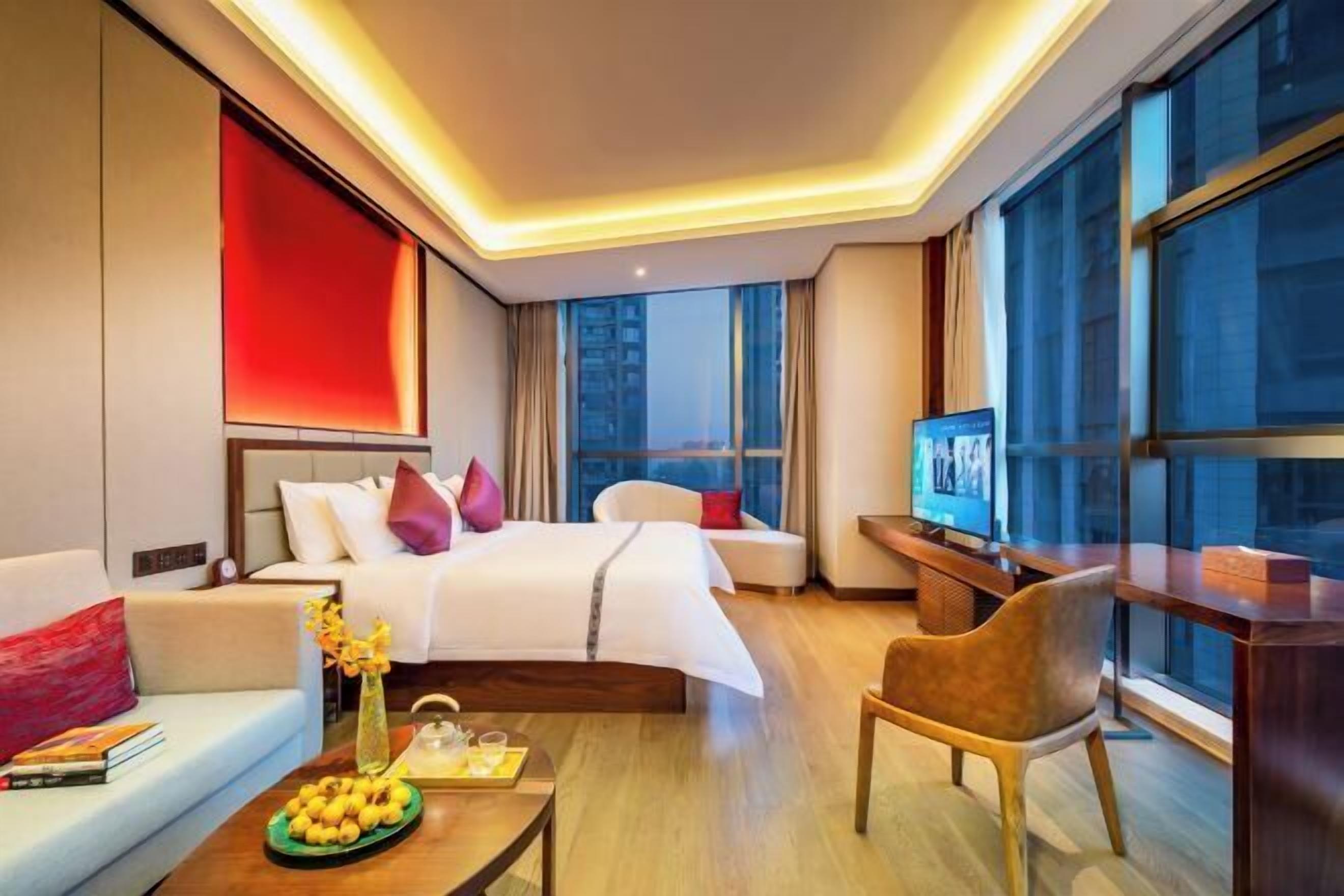 Minibar, coffres-forts dans les chambres, bureau