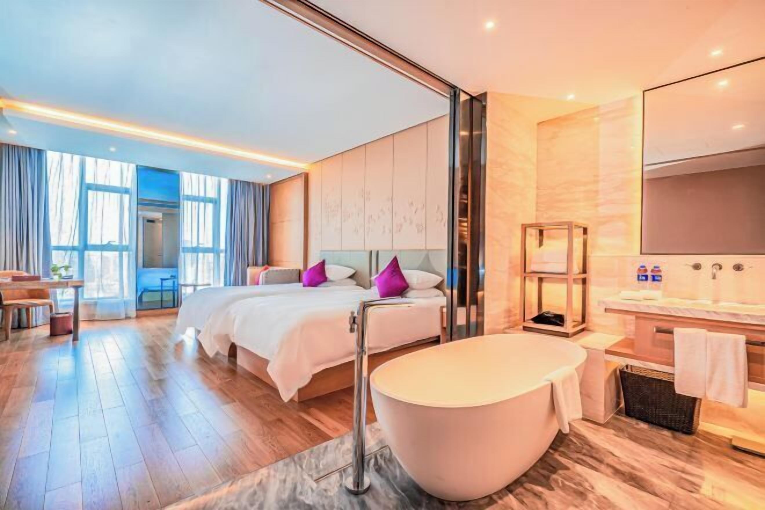 Minibar, coffres-forts dans les chambres, bureau