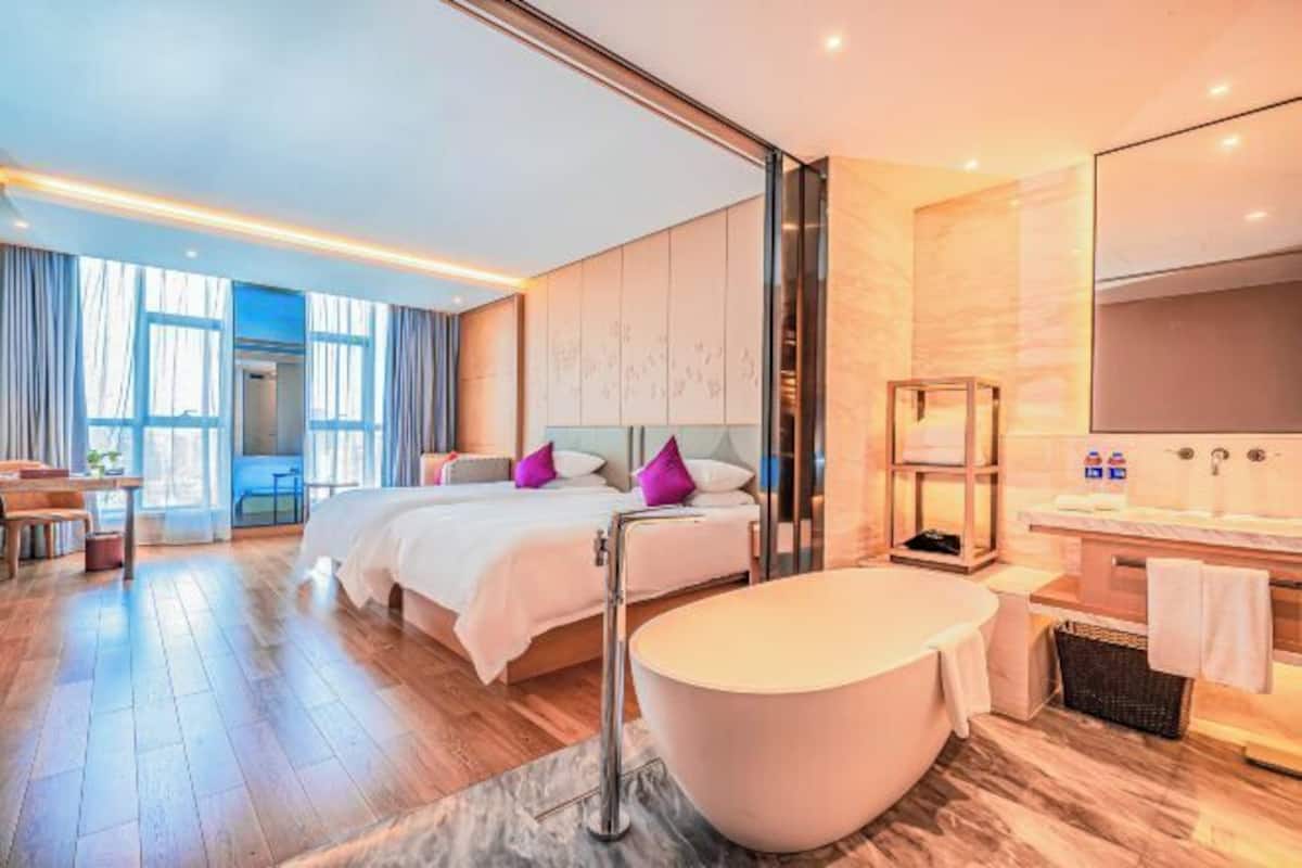 Minibar, coffres-forts dans les chambres, bureau