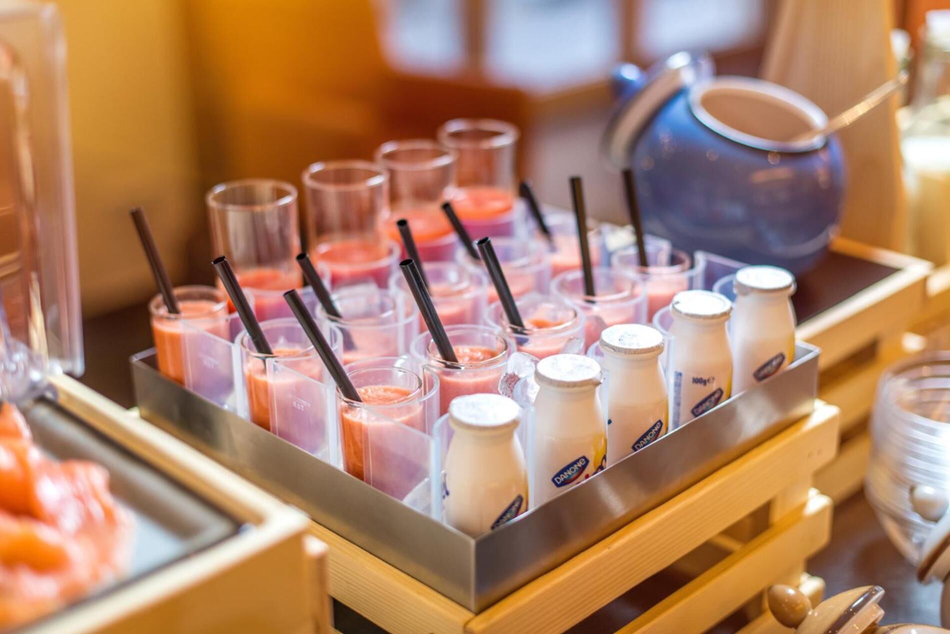 Una estación de bebidas con varios dispensadores y botellas.
