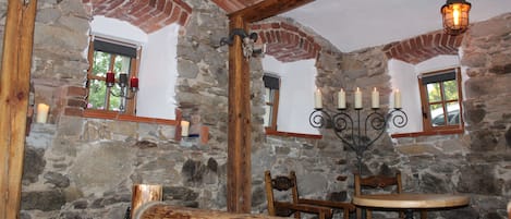 Design Studio Suite | 1 bedroom, minibar, individually decorated, individually furnished