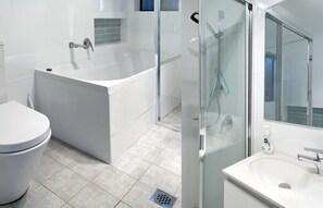 Bathtub, soap, toilet paper -  Sandy Bottom self-contained  unit - Hear the waves while you sleep. (Broulee)