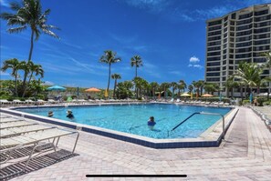 Una piscina al aire libre, una piscina climatizada