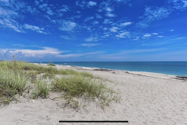 Una playa cerca, sillas reclinables de playa, toallas de playa