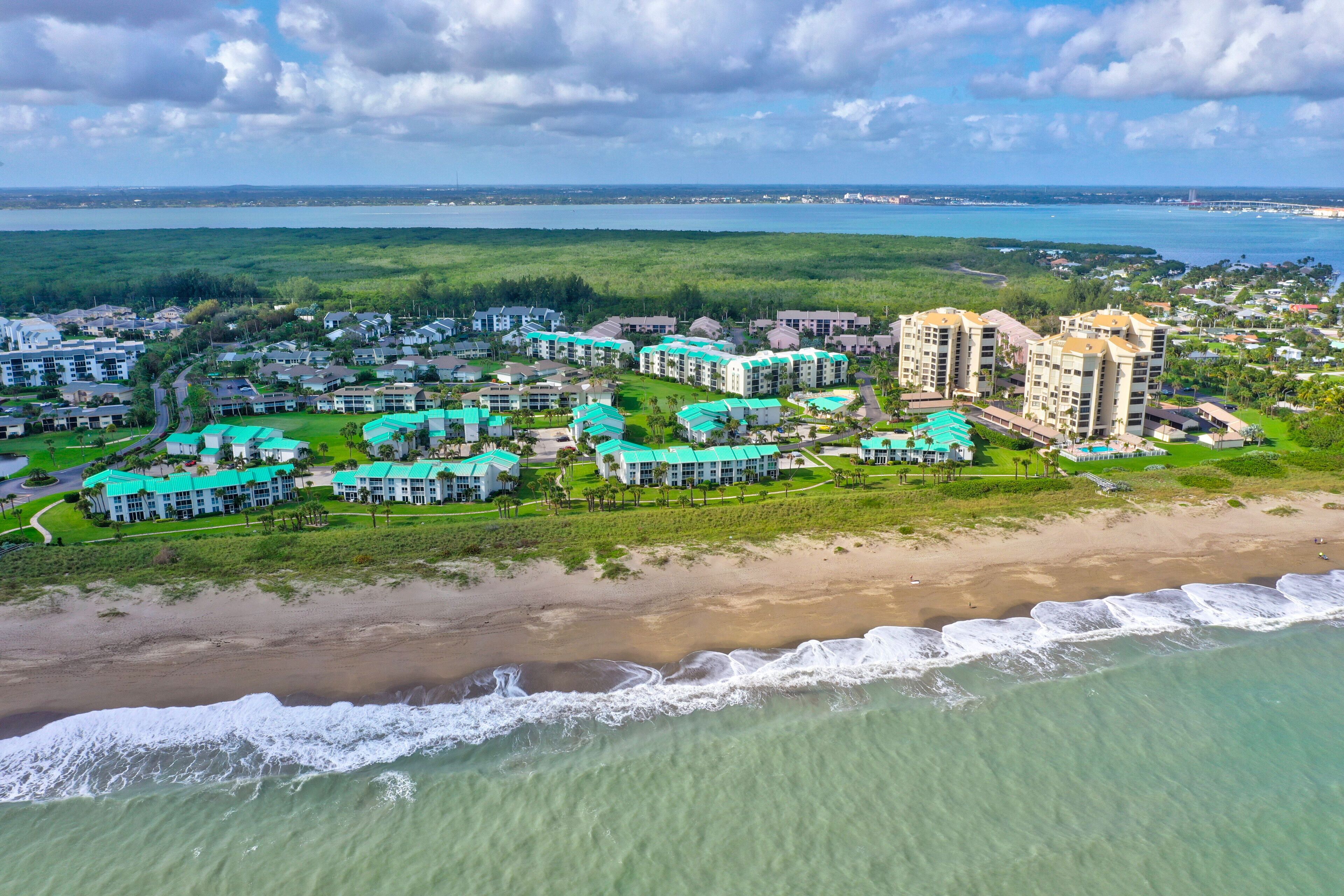 Beach nearby, sun loungers, beach towels