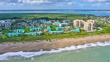 Playa en los alrededores, camastros y toallas de playa