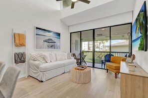 Smart-TV, Bücher, Stereoanlage