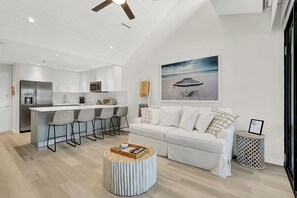 Smart-TV, bøker og stereoanlegg