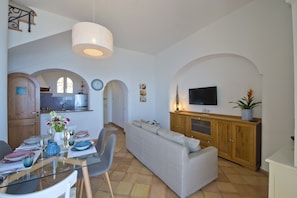 House, 3 Bedrooms | Living room