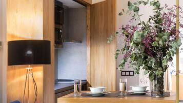 Appartement, uitzicht op stad | Privékeuken | Een koelkast/vriezer, een magnetron, een espressoapparaat