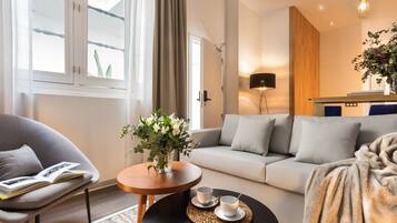 Appartement, uitzicht op stad | Woonkamer | Een flatscreentelevisie