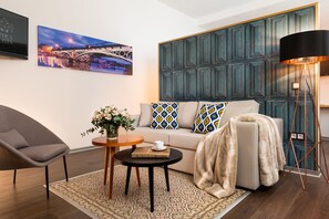 Studio (Interior) | Living room | Flat-screen TV - Casa Sevilla 1920 Suites by Época (Seville)