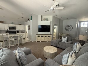 Smart TV - Luxurious 4 Bdrm & 3 Bath Home with Private Pool & Spa near Disney & Universal (Kissimmee)