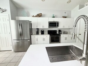 ثلاجة، ميكروويف، فرن، موقد طهي مسطح