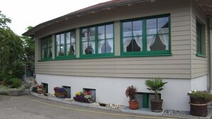 A two-story building with a flat roof and green window frames. - Gasthaus Deutscher Jäger (Hornberg)