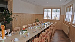 A long dining table with chairs, set with plates, cups, and a centerpiece. - Gasthaus Deutscher Jäger (Hornberg)