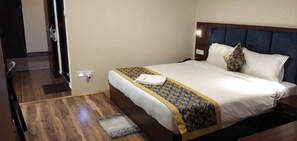 Executive Double Room | 1 bedroom, in-room safe, desk, laptop workspace