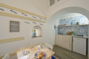 Apartment, 1 Schlafzimmer | Eigene Kochnische | Kühlschrank, Mikrowelle, Herdplatte, Wasserkocher mit Kaffee-/Teezubehör