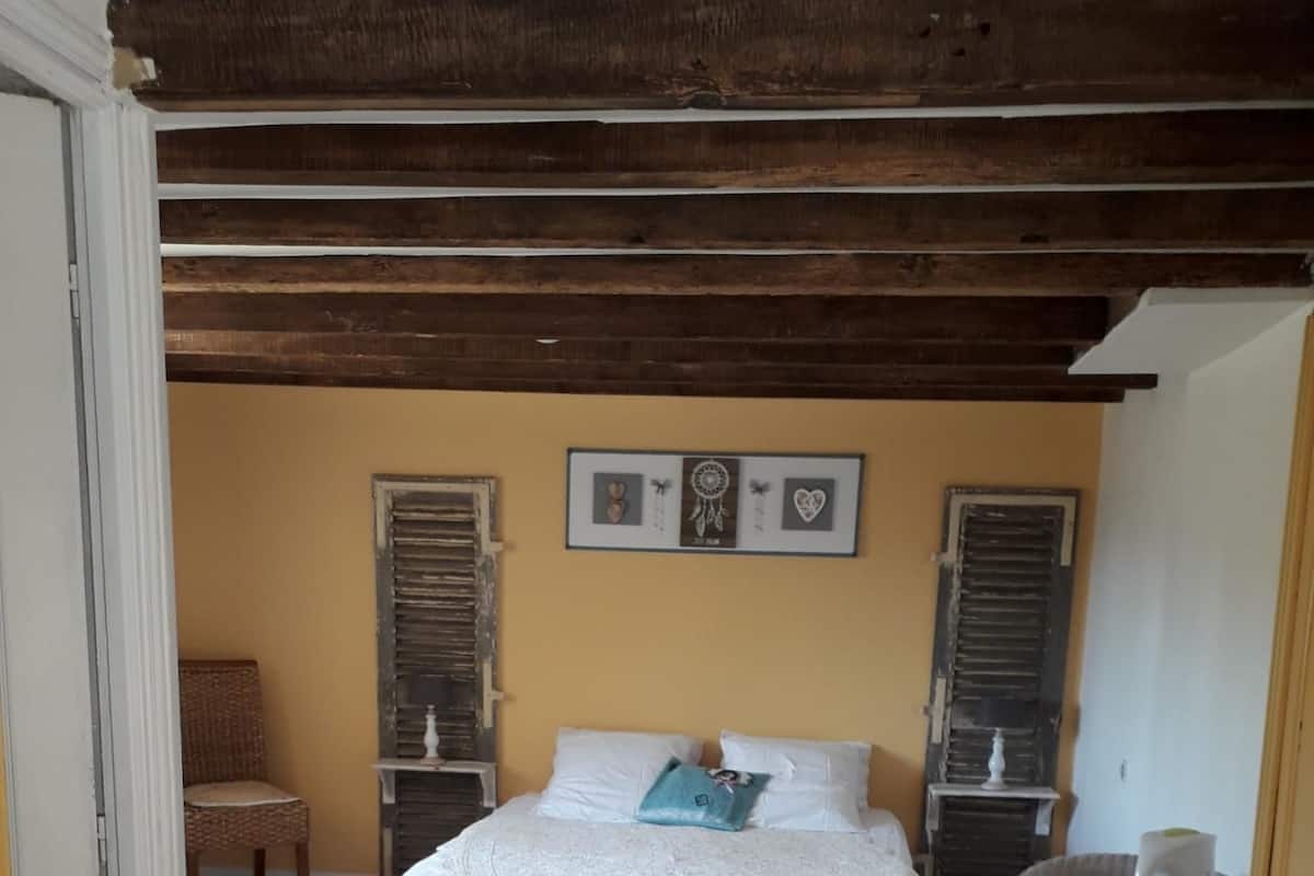 Habitación triple, vista al jardín | Escritorio, cunas, wifi gratis y decoración personalizada