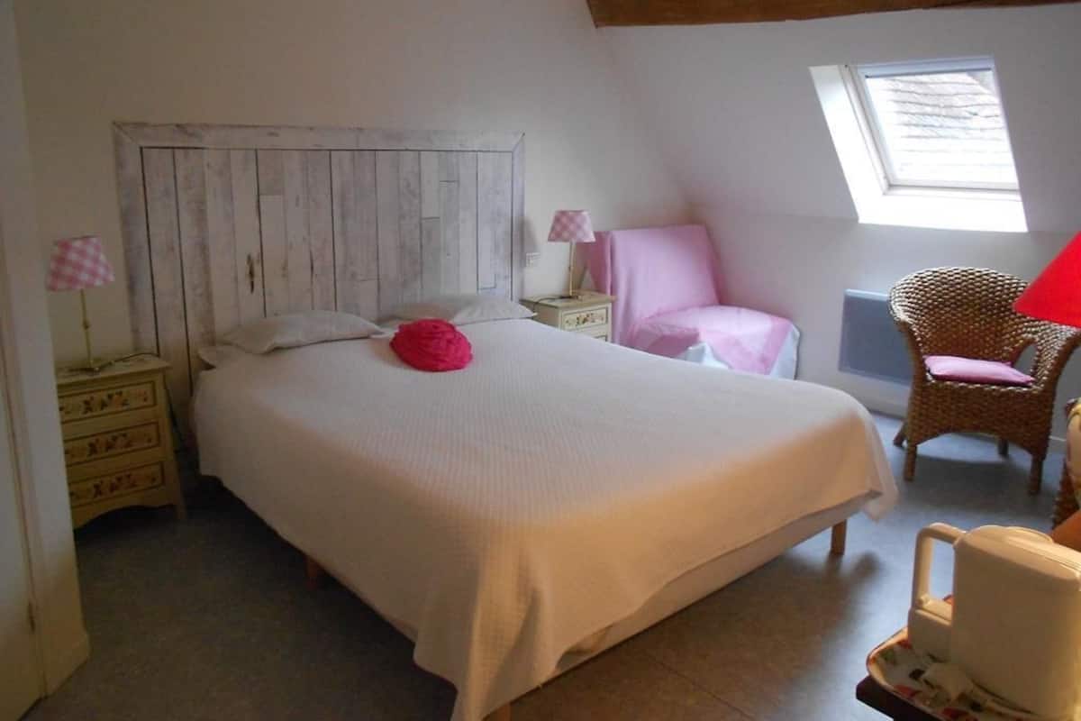 Habitación doble (Rose) | Escritorio, cunas, wifi gratis y decoración personalizada