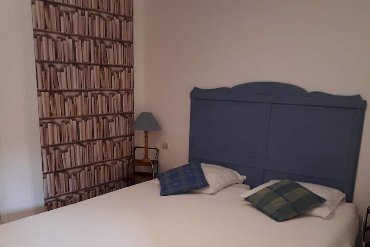 Habitación doble (Bleuet) | Escritorio, cunas, wifi gratis y decoración personalizada