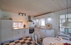 Fridge, stovetop, coffee/tea maker, cookware/dishes/utensils - Lovely home in Rømø with WiFi (Rømø)