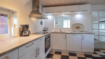 Frigorífic, placa de cuina i cafetera i tetera