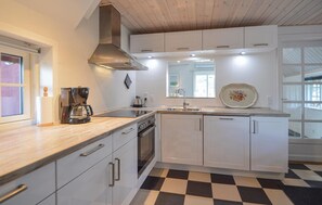 Kjøleskap, kokeplater og kaffetrakter/tekoker