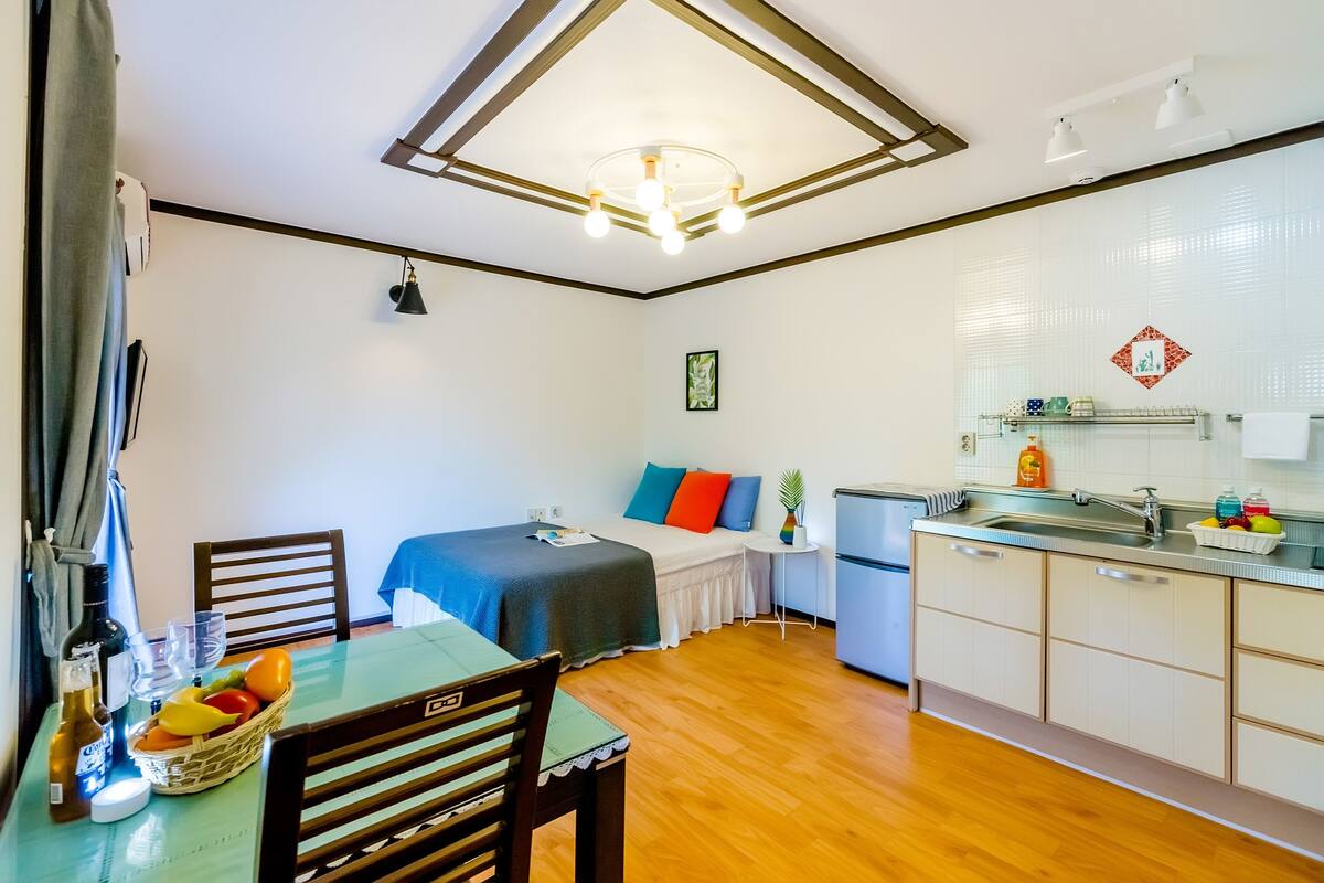 Room (102) | Private kitchenette | Fridge, microwave, stovetop, electric kettle