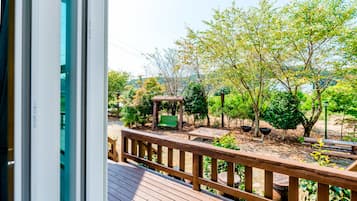 Room (102) | Terrace/patio