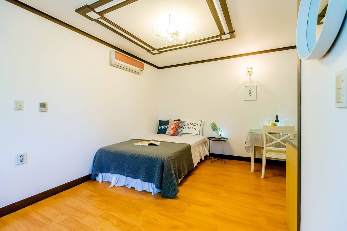 Room (104) | Free WiFi