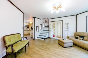 Room (101) | Living area | Flat-screen TV