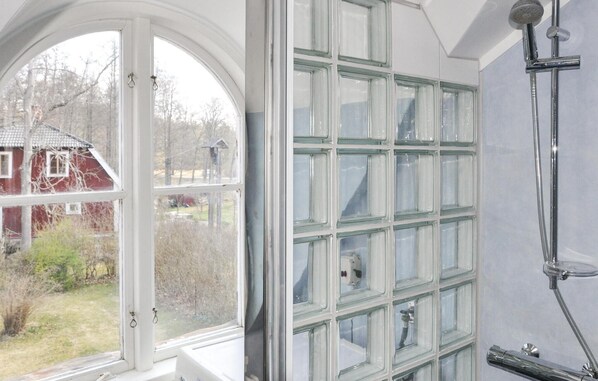 Shower - 4 bedroom gorgeous home in Lindesberg (Lindesberg)