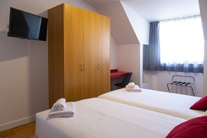 Minibar, desk, laptop workspace, blackout curtains - Spa Suites Odeon (Naron)