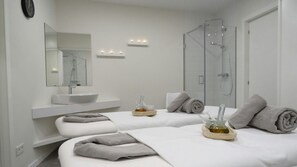 Couples treatment rooms, sauna, hot tub, steam room, hot springs - Spa Suites Odeon (Naron)