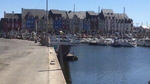 Un puerto deportivo con edificios coloridos y barcos amarrados.