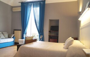Double Room | Minibar, desk, blackout drapes, iron/ironing board - Domus Angela (Trani)