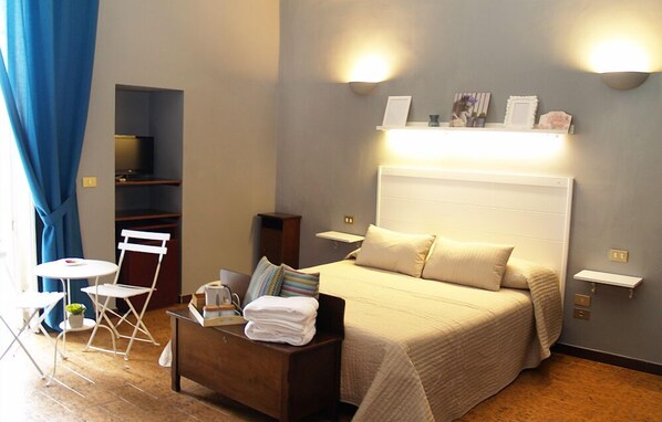 Double Room | Minibar, desk, blackout drapes, iron/ironing board - Domus Angela (Trani)