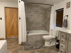 Combined shower/tub, hair dryer, towels, soap - The Rose Creek Cottage, at base of Petit Jean Mountain sleeps 4 (Casa)