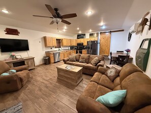 Televisor intel·ligent, reproductor de DVD i videoteca 